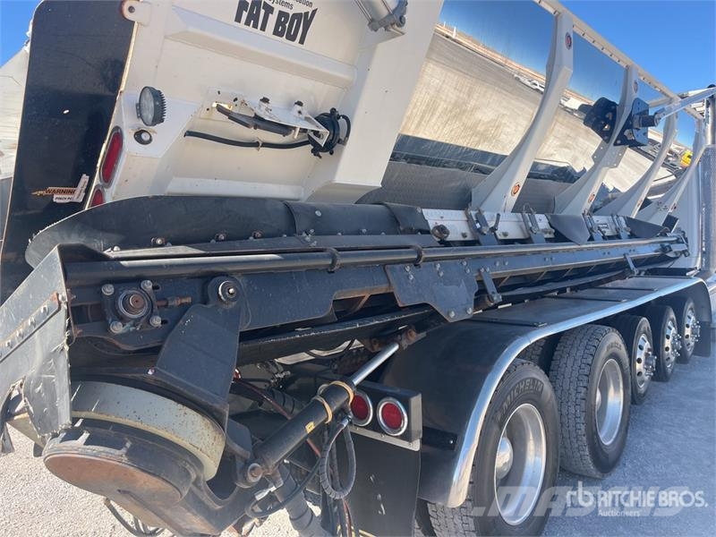 Peterbilt CAS FB22 Fat Boy on Peterbilt 567 12x4 Stone Spre ماكينات الحصاة والخرسانة