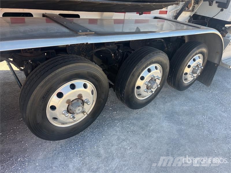 Peterbilt CAS FB22 Fat Boy on Peterbilt 567 12x4 Stone Spre ماكينات الحصاة والخرسانة