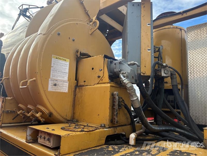 Peterbilt X-Cavator on Peterbilt 335 6x4 Vacuum Tanker Truck Vakuumski tovornjaki