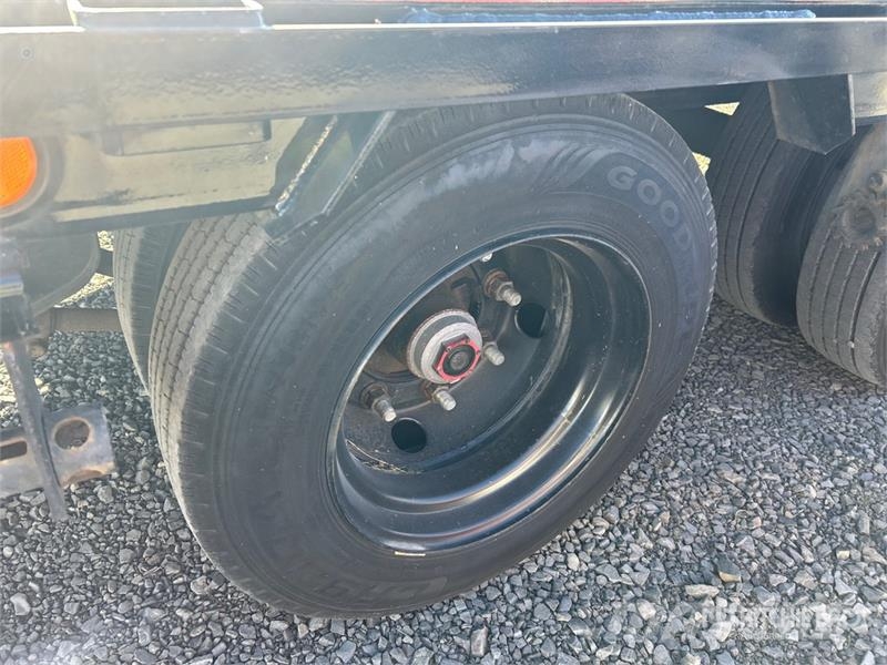 PJ Trailers Trailers LD 202 20 ft Tri/A Gooseneck Fla Platformas/izkraušana no sāniem