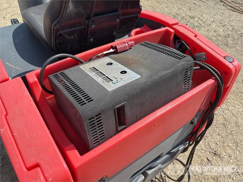 Power Boss Boss Apex 49 Ride-On Electric Floor Scrubber Muut perävaunut