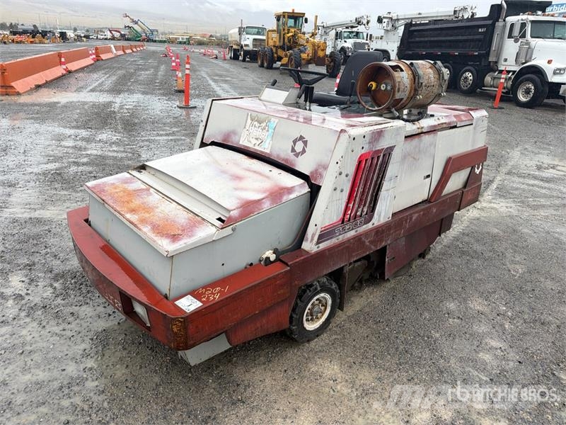 Power Boss Boss TSS88 Ride-On Floor Sweeper Sonstige Erntemaschinen