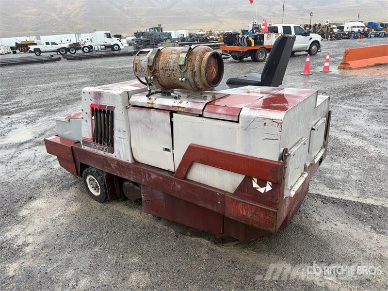 Power Boss Boss TSS88 Ride-On Floor Sweeper Sonstige Erntemaschinen