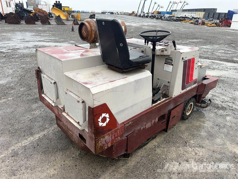 Power Boss Boss TSS88 Ride-On Floor Sweeper Sonstige Erntemaschinen
