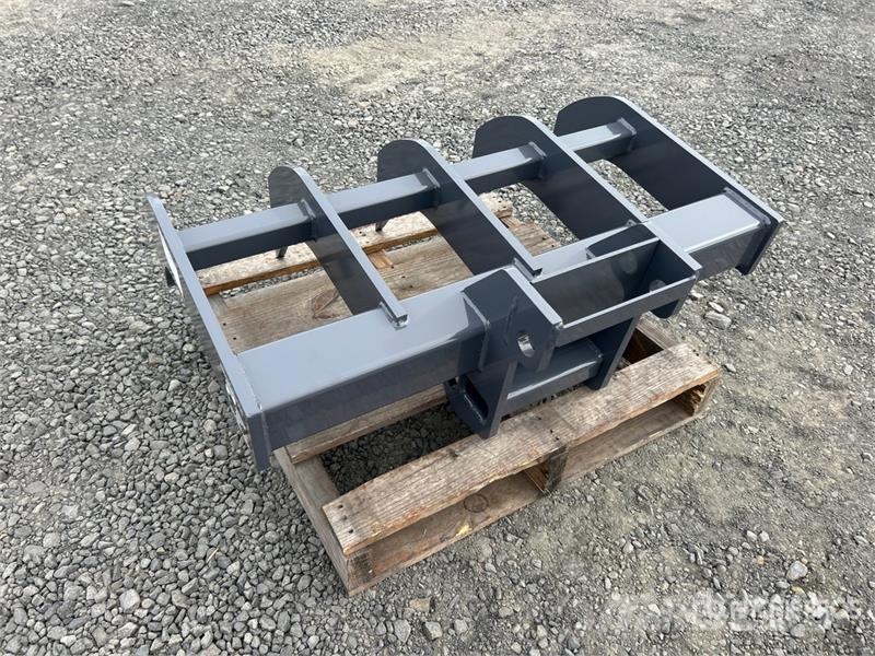 Precision Husky Fabrication 36 in Excavator Rake - Fits Bobcat E-S 耙與翻草機