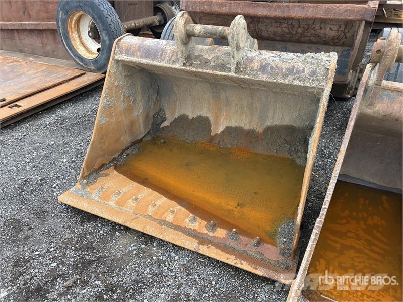 PSM 68 in Cleanup Excavator Bucket - Fits John Deere 2 Baldes