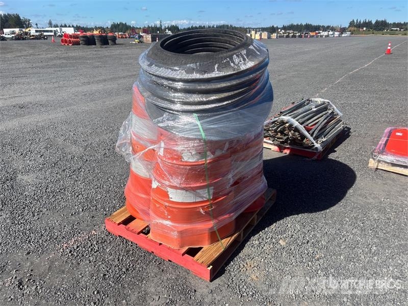 Quantity of (1) Pallets of Traffic Cones Cauruļvadu buldozeri
