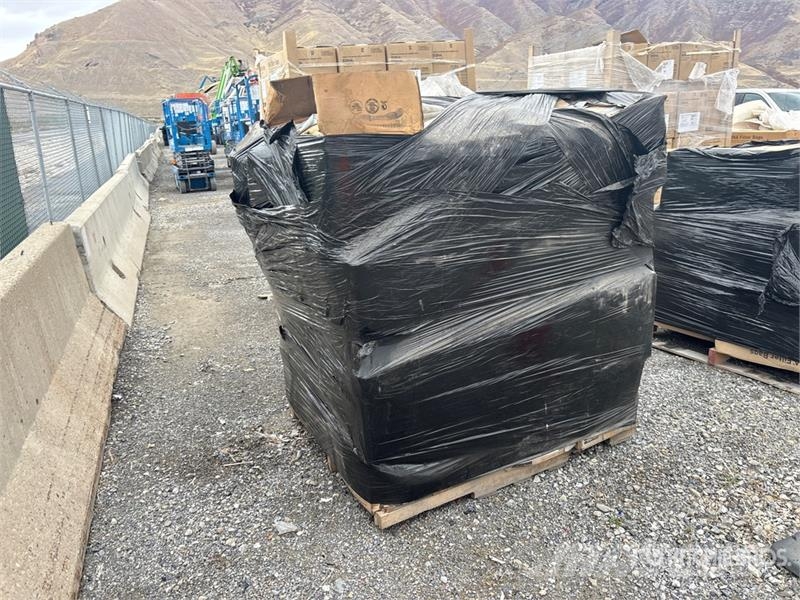  Quantity of (1) Pallets of Parker-Hannifin Bag Fil مكونات أخرى