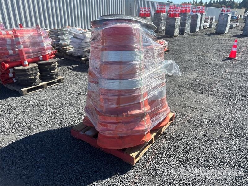 Quantity of (1) Pallets of Traffic Cones Cauruļvadu buldozeri