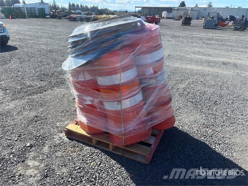 Quantity of (1) Pallets of Traffic Cones Cauruļvadu buldozeri