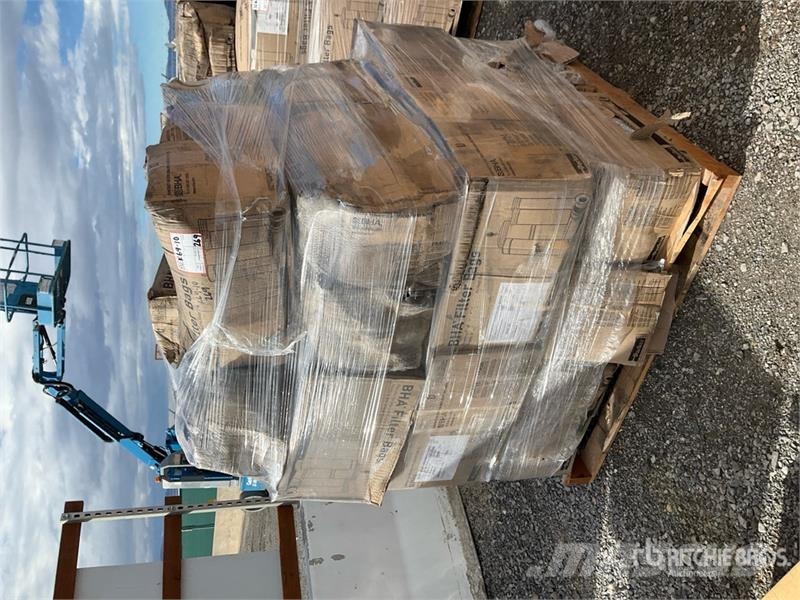  Quantity of (1) Pallets of Parker-Hannifin Bag Fil مكونات أخرى