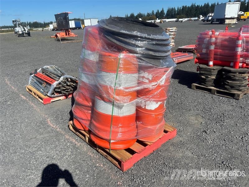 Quantity of (1) Pallets of Traffic Cones Cauruļvadu buldozeri