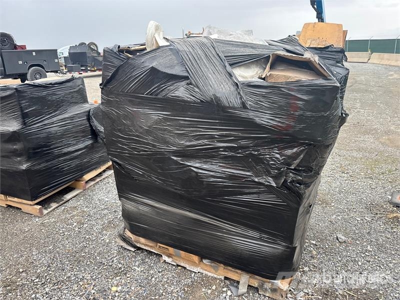  Quantity of (1) Pallets of Parker-Hannifin Bag Fil مكونات أخرى