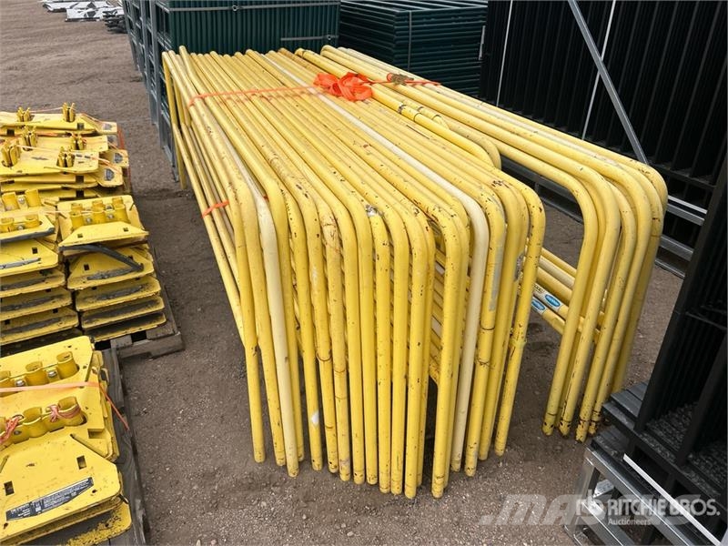  Quantity of 10 Ft. Guardrails & Bases Αναβατόρια και ανυψωτήρες υλικών