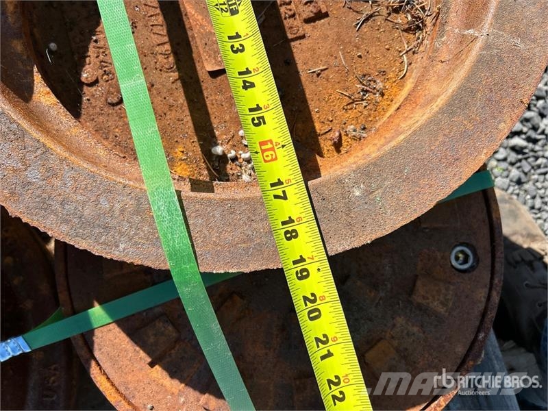  Quantity of (10) Sewer Man Hole Covers المصاعد والرافعات المادية