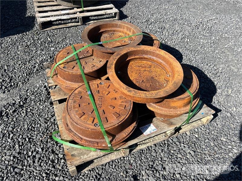  Quantity of (10) Sewer Man Hole Covers المصاعد والرافعات المادية