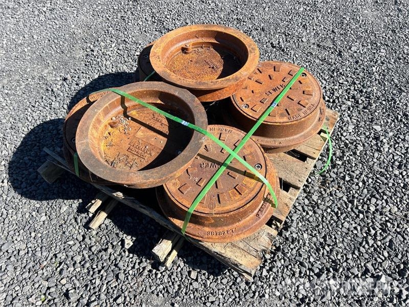  Quantity of (10) Sewer Man Hole Covers المصاعد والرافعات المادية