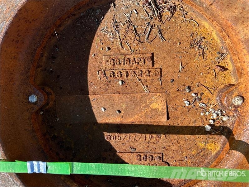  Quantity of (10) Sewer Man Hole Covers المصاعد والرافعات المادية