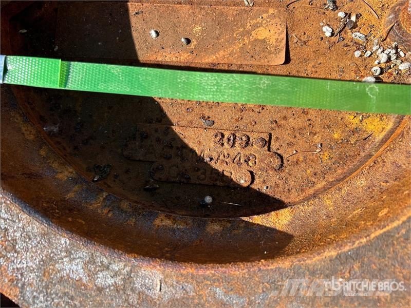  Quantity of (10) Sewer Man Hole Covers المصاعد والرافعات المادية