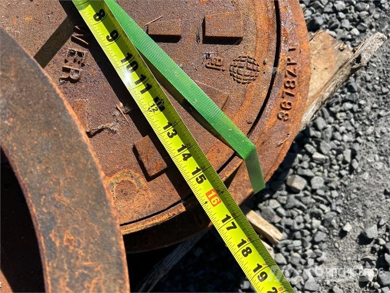  Quantity of (10) Sewer Man Hole Covers المصاعد والرافعات المادية