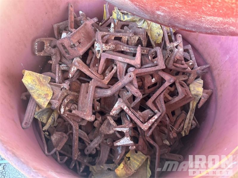  Quantity of (11) 11 barrels of-Gate cam lock backs المصاعد والرافعات المادية