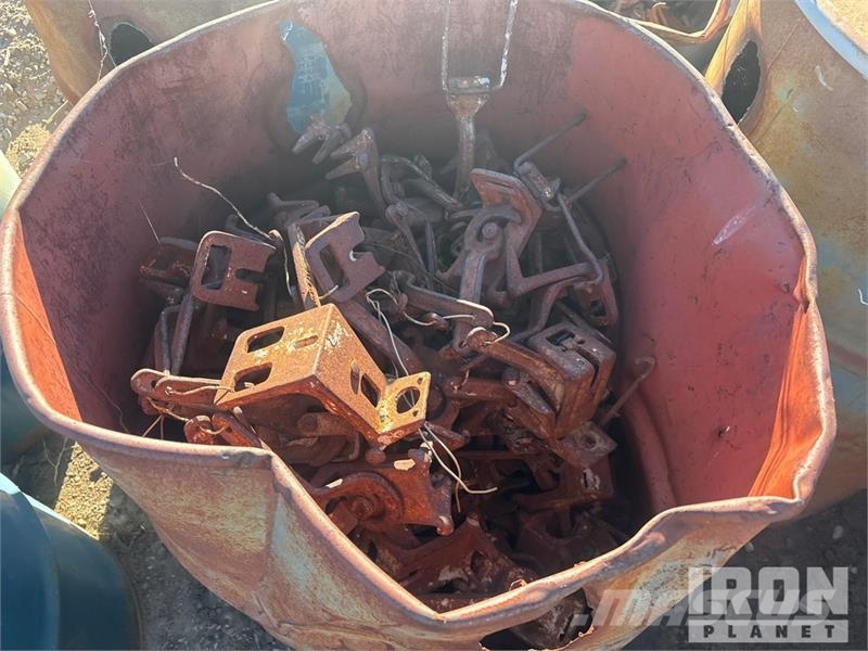  Quantity of (11) 11 barrels of-Gate cam lock backs المصاعد والرافعات المادية
