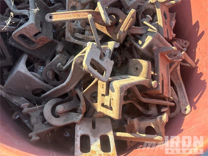  Quantity of (11) 11 barrels of-Gate cam lock backs المصاعد والرافعات المادية