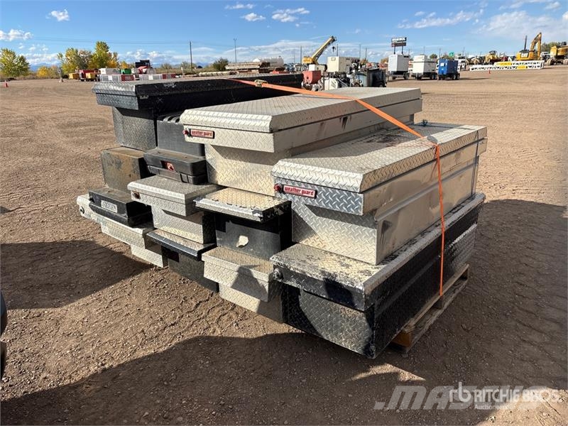  Quantity of (11) Tool Box Otros