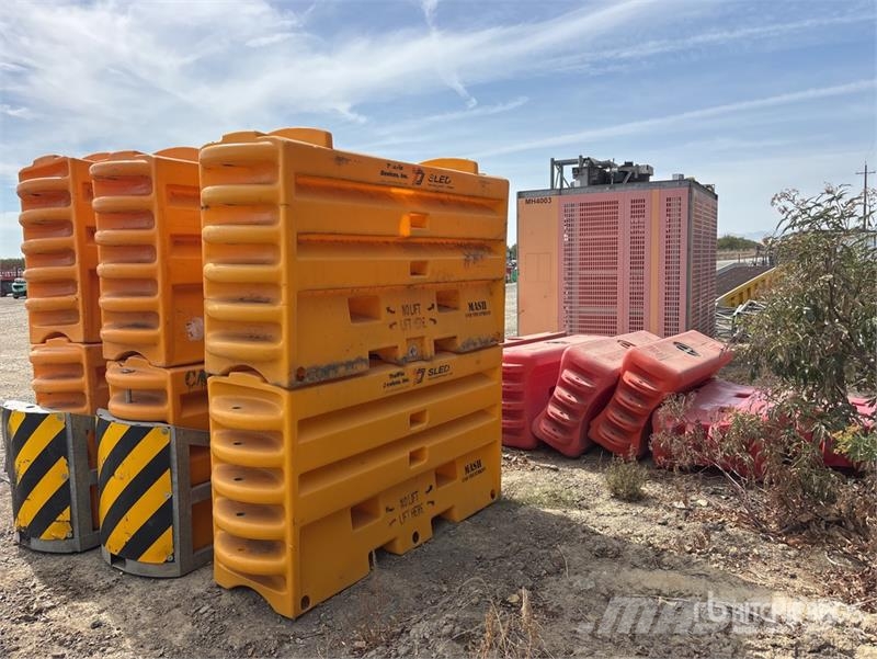 Quantity of (12) Barrier Andet tilbehør