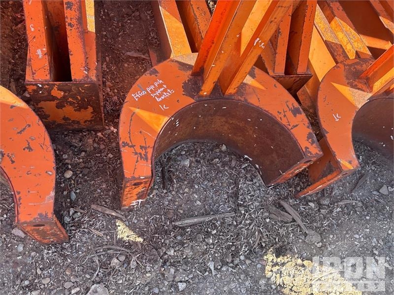 Quantity of (12) EFCO Pipe pile support brackets C Dodatna oprema za betonske radove