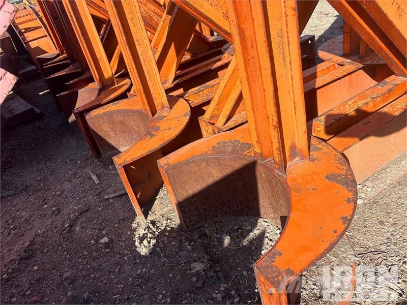 Quantity of (12) EFFCO Pipe Pile Support Brackets Sonstige Baumaschinen