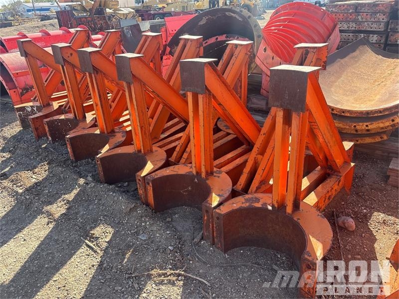 Quantity of (12) EFFCO Pipe Pile Support Brackets Sonstige Baumaschinen