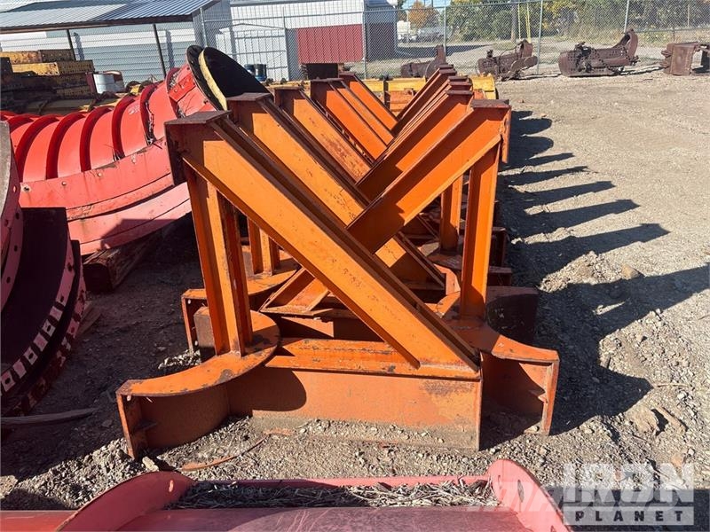 Quantity of (12) EFFCO Pipe Pile Support Brackets Sonstige Baumaschinen