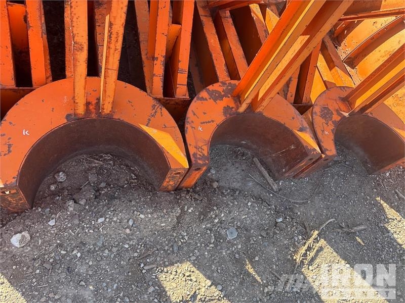 Quantity of (12) EFFCO Pipe Pile Support Brackets Sonstige Baumaschinen
