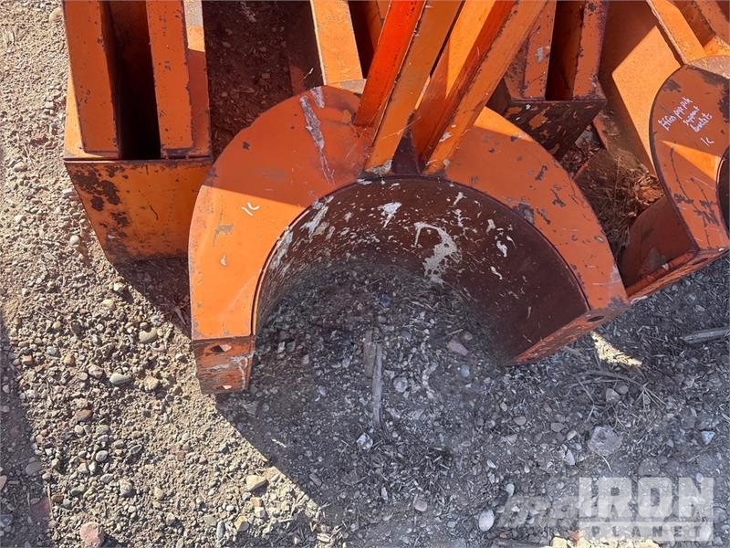 Quantity of (12) EFFCO Pipe Pile Support Brackets Sonstige Baumaschinen