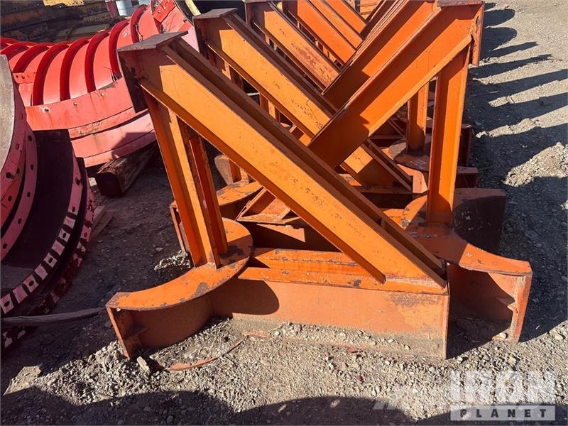 Quantity of (12) EFFCO Pipe Pile Support Brackets Sonstige Baumaschinen