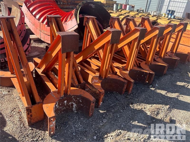 Quantity of (12) EFFCO Pipe Pile Support Brackets Sonstige Baumaschinen