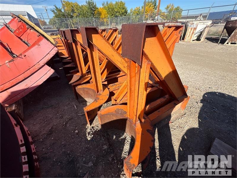 Quantity of (12) EFFCO Pipe Pile Support Brackets Sonstige Baumaschinen