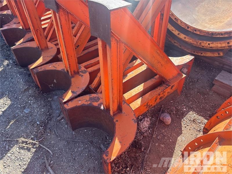 Quantity of (12) EFFCO Pipe Pile Support Brackets Sonstige Baumaschinen
