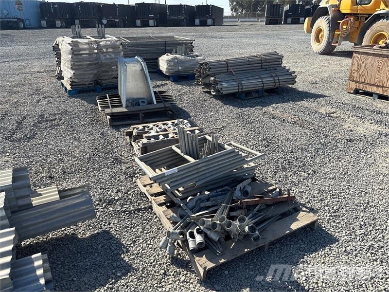  Quantity of 12 ft x 6 ft Chain Link Fencing Oprema za ograje