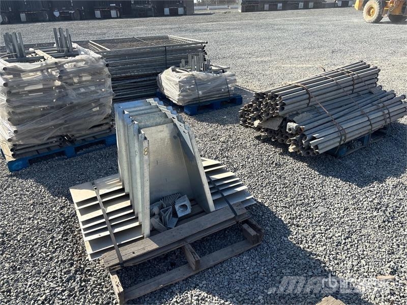  Quantity of 12 ft x 6 ft Chain Link Fencing Oprema za ograje