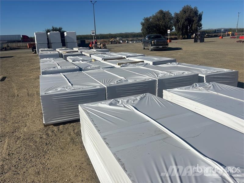 Quantity of (12) Pallets of 96 in x 48 in Polyiso Talhas, guinchos e elevadores de materiais