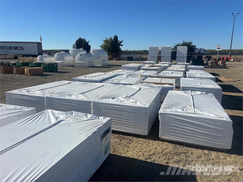 Quantity of (12) Pallets of 96 in x 48 in Polyiso Talhas, guinchos e elevadores de materiais