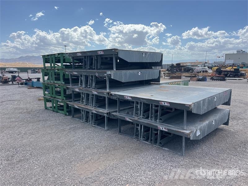 Quantity of (14) 7x6 Ft Loading Dock Ramps Otros componentes
