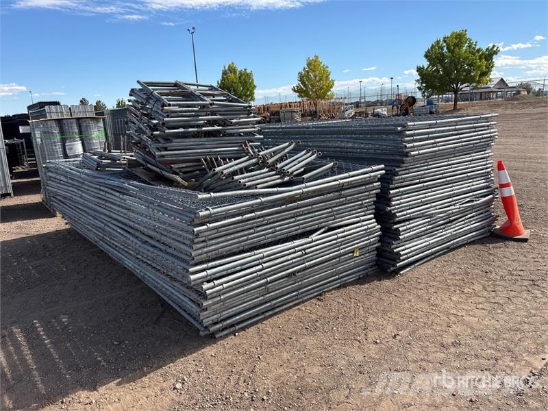  Quantity of 14 ft 4 in x 6 ft Chain Link Fencing Gårds‐husdyr gjerder