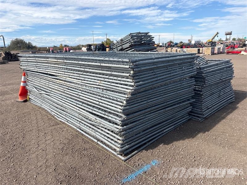  Quantity of 14 ft 4 in x 6 ft Chain Link Fencing Gårds‐husdyr gjerder