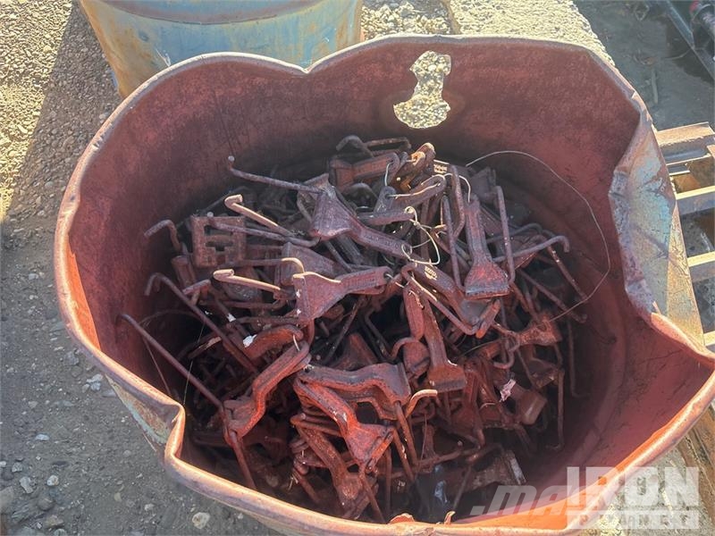  Quantity of (16) 16 barrels of-Gate cam lock backs Montacargas y elevadores de material