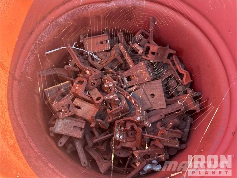  Quantity of (16) 16 barrels of-Gate cam lock backs Montacargas y elevadores de material