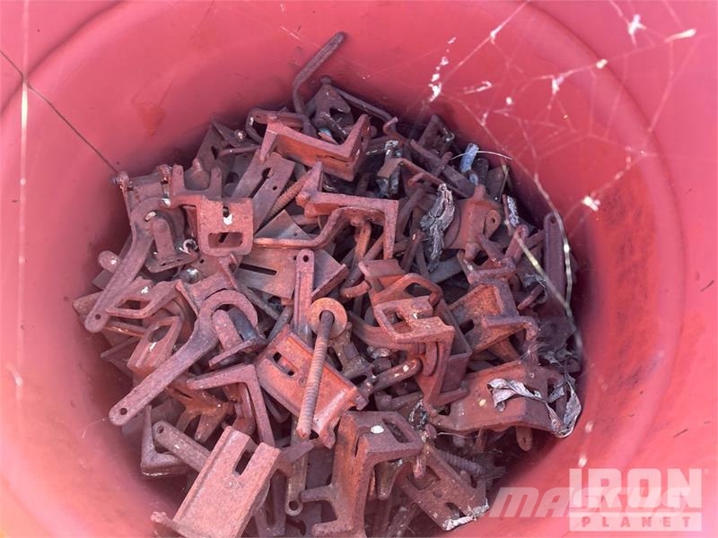  Quantity of (16) 16 barrels of-Gate cam lock backs Montacargas y elevadores de material