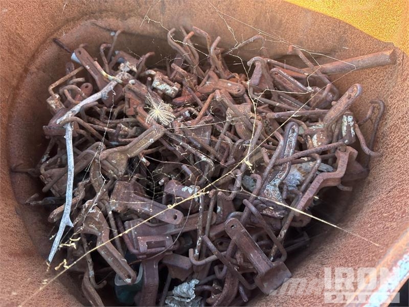  Quantity of (16) 16 barrels of-Gate cam lock backs Montacargas y elevadores de material